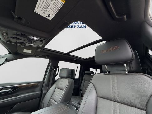 Used 2025 Chevrolet Suburban High Country AWD/4WD image 25