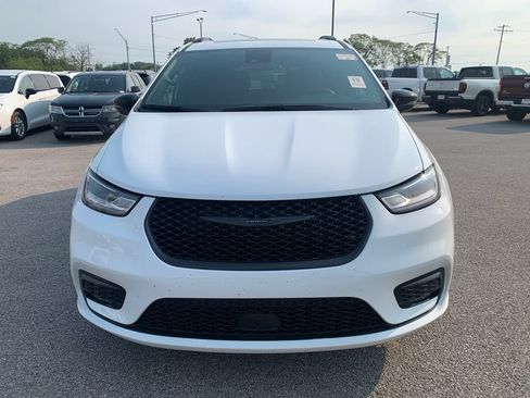 Used 2025 Chrysler Pacifica Limited FWD image 14