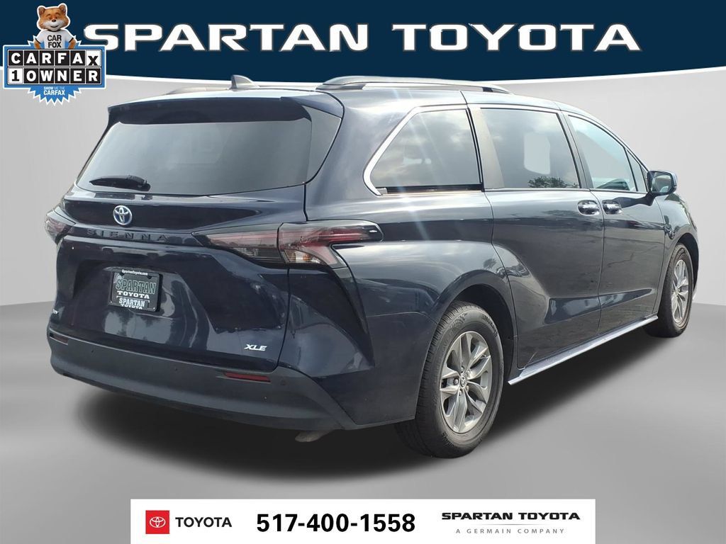 Used 2025 Toyota Sienna XLE FWD image 7