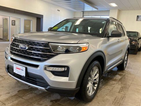 Used 2022 Ford Explorer XLT w/ Equipment Group 202A image 4