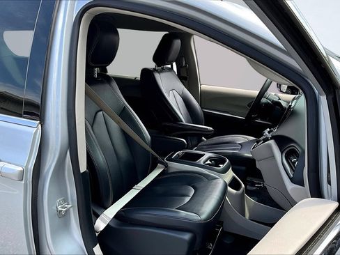 Used 2024 Chrysler Pacifica Touring-L FWD image 26
