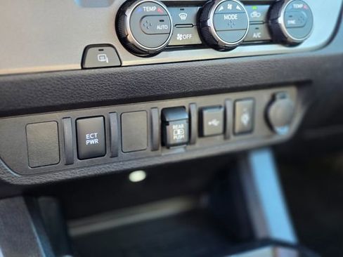 Used 2022 Toyota Tacoma TRD Off-Road image 30