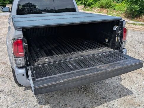 Used 2018 Toyota Tacoma Limited AWD/4WD image 19