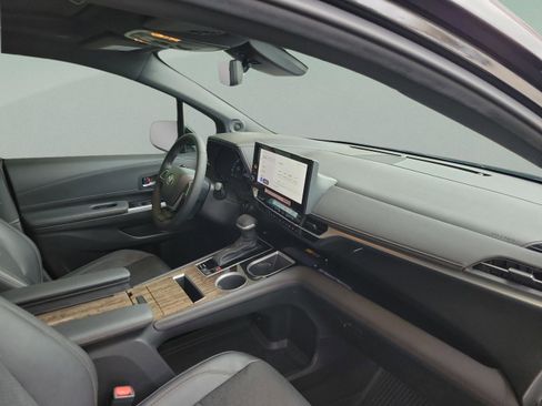 Used 2025 Toyota Sienna Limited image 24