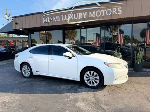 Used 2013 Lexus ES 300h w/ Luxury Pkg FWD image 1