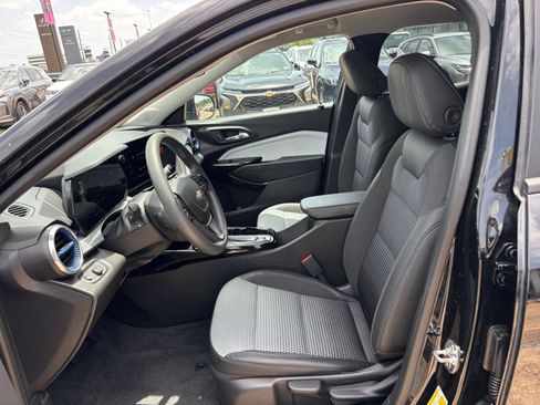 Used 2025 Chevrolet Trax LT FWD image 25