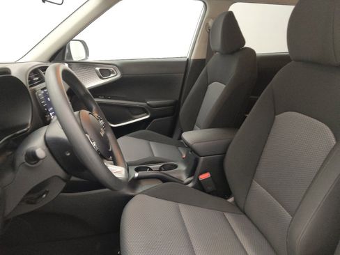 Used 2025 Kia Soul LX FWD image 17