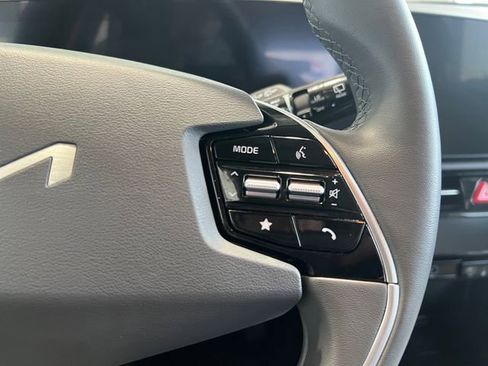 Used 2023 Kia Niro EX FWD image 18
