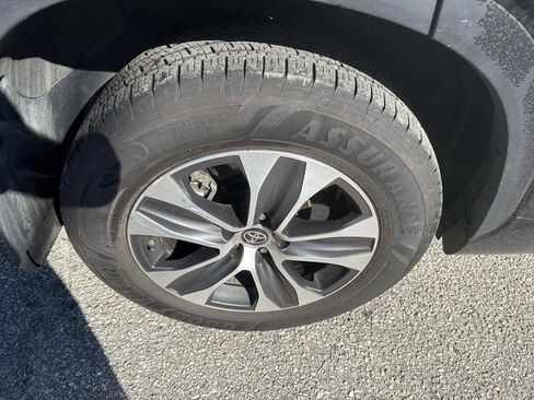 Certified 2020 Toyota Highlander XLE image 9