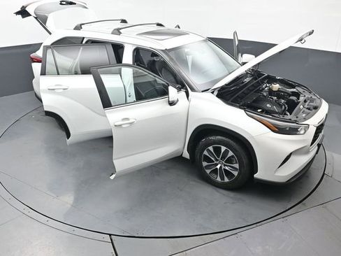 Certified 2023 Toyota Highlander XLE image 62