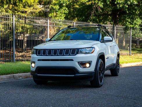 Used 2018 Jeep Compass Limited w/ Navigation Group AWD/4WD image 2