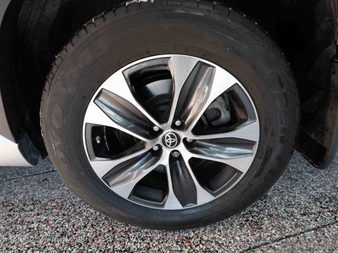 Certified 2022 Toyota Highlander XLE image 31