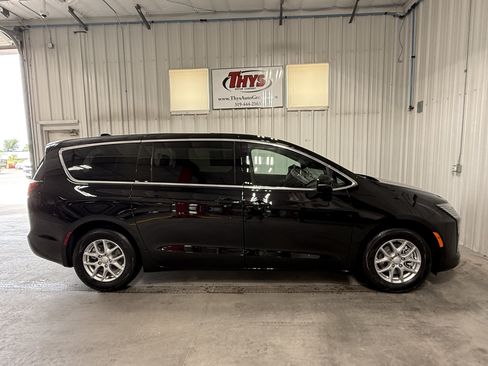 New 2027 Chrysler Pacifica Select FWD image 2