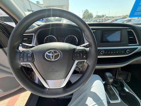 Used 2018 Toyota Highlander LE FWD image 9