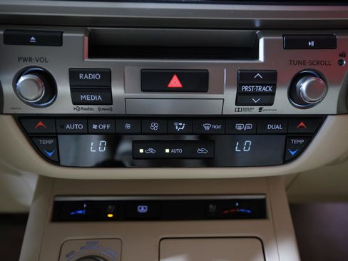 Used 2015 Lexus ES 350 w/ Luxury Package FWD image 20