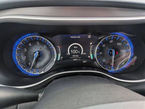 Used 2024 Chrysler Pacifica Touring-L image 11