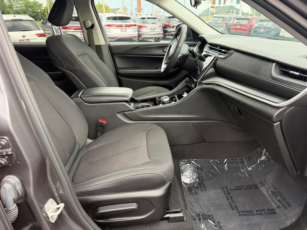 Used 2023 Jeep Grand Cherokee L Laredo AWD/4WD image 29