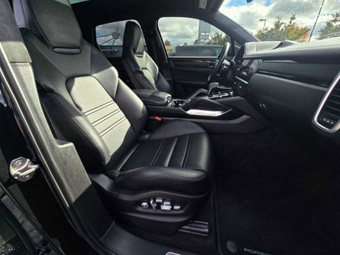 Used 2021 Porsche Cayenne Turbo S image 19