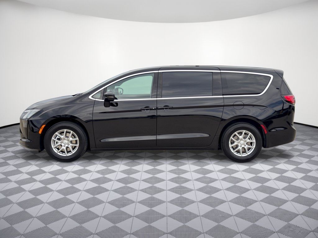 New 2027 Chrysler Pacifica Select FWD image 2