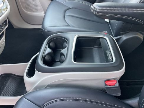 Used 2024 Chrysler Pacifica Touring-L image 15