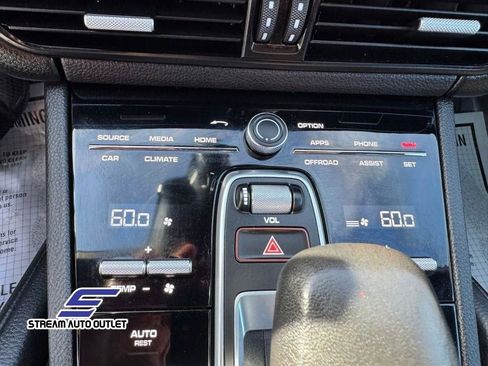 Used 2023 Porsche Cayenne Platinum Edition image 29