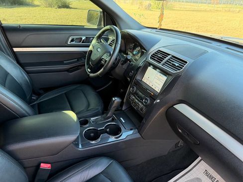 Used 2017 Ford Explorer XLT w/ Equipment Group 202A image 13
