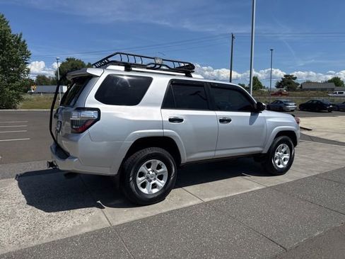 Used 2016 Toyota 4Runner SR5 AWD/4WD image 5