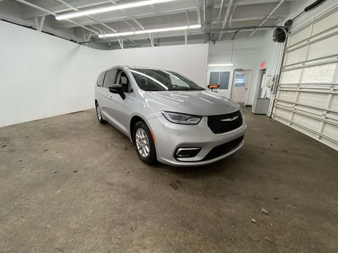 Used 2024 Chrysler Pacifica Touring-L FWD image 8
