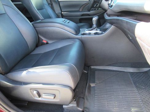 Used 2019 Toyota Highlander XLE image 9