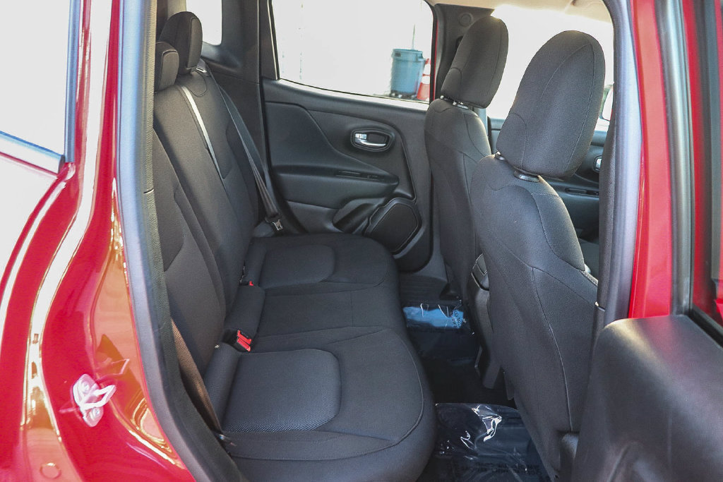 Used 2023 Jeep Renegade Latitude AWD/4WD image 18