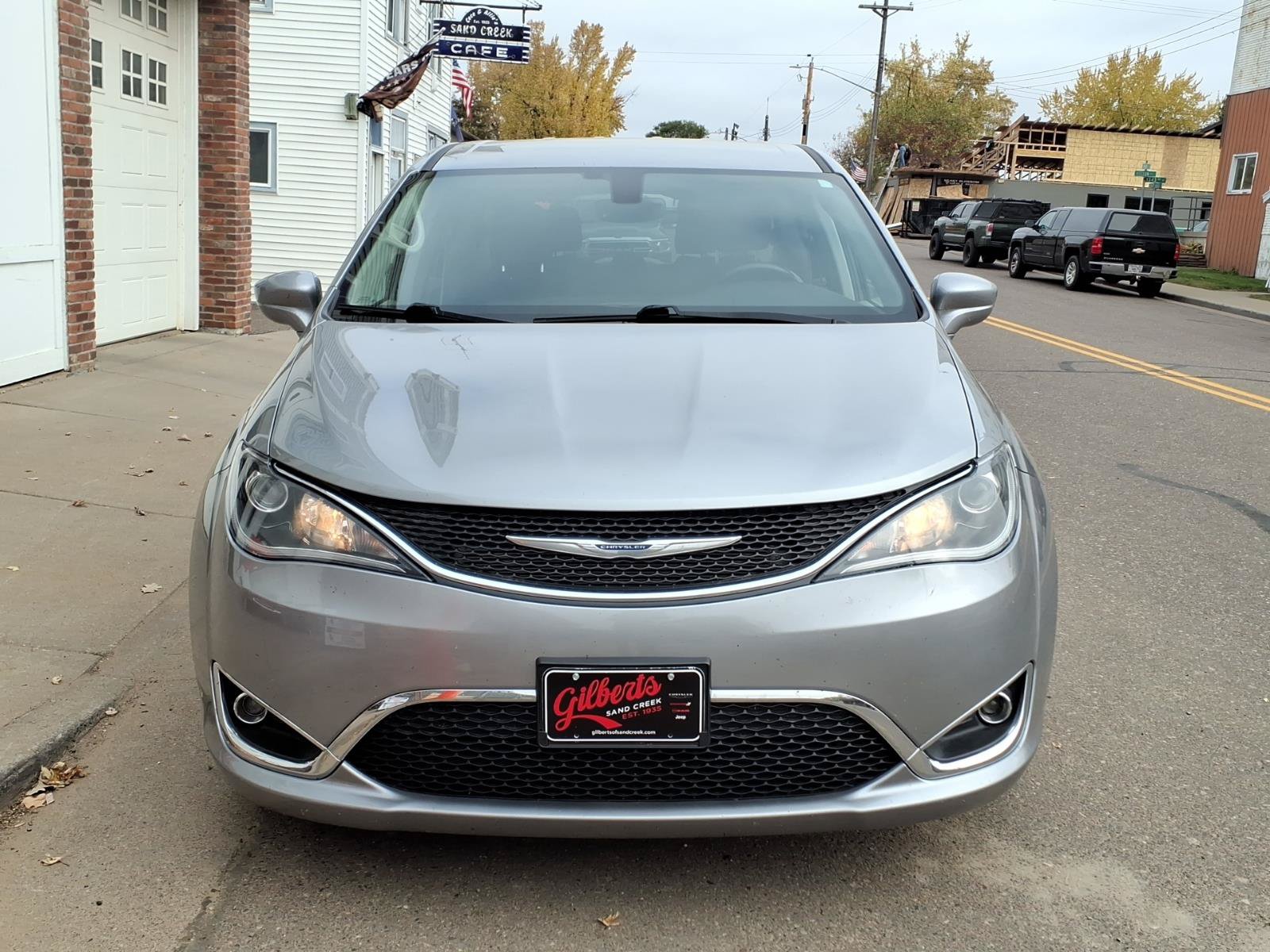 Used 2019 Chrysler Pacifica Touring Plus w/ Cold Weather Group FWD image 3