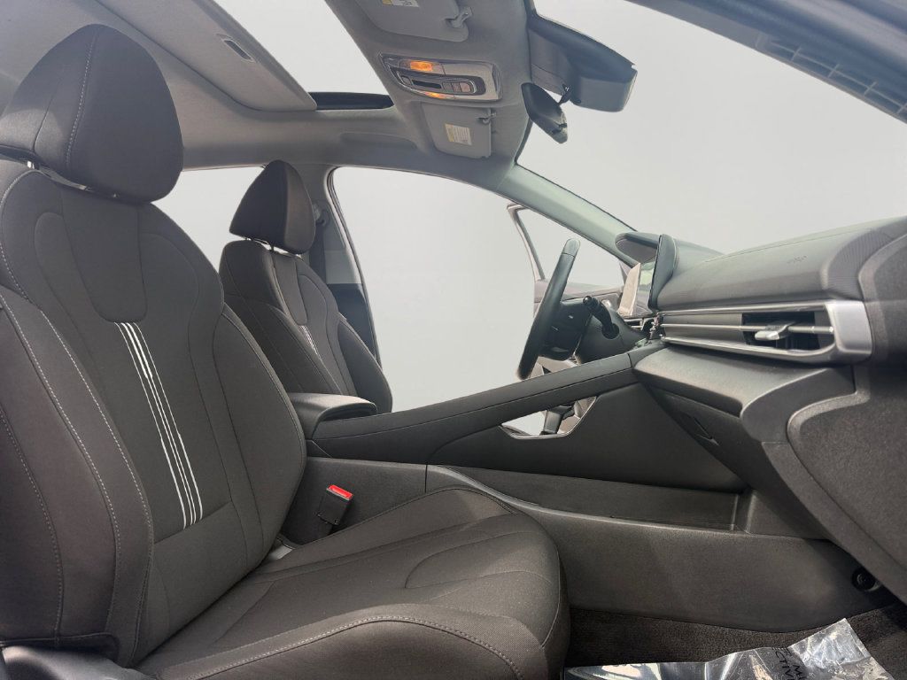 Used 2025 Hyundai Elantra SEL FWD image 24