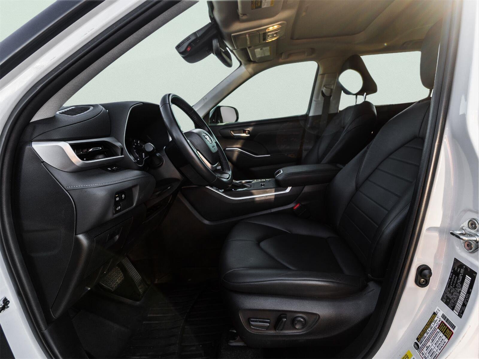 Used 2023 Toyota Highlander XLE FWD image 13