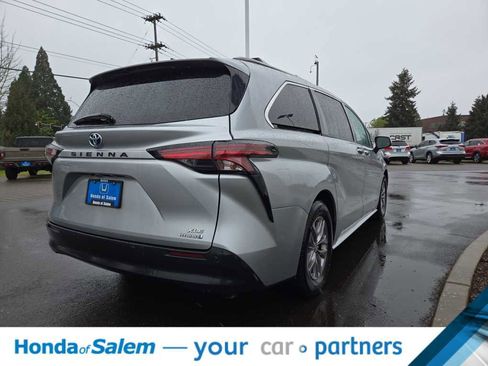 Used 2021 Toyota Sienna XLE w/ XLE Plus Package image 4