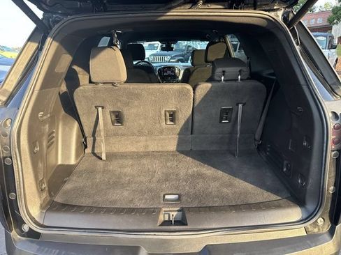 Used 2022 Chevrolet Traverse LT FWD image 21