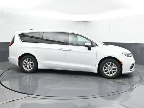 Used 2023 Chrysler Pacifica Touring-L FWD image 4