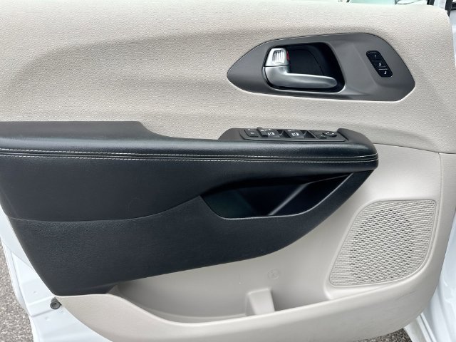 Used 2022 Chrysler Pacifica Touring-L w/ Uconnect Theater Family Group FWD image 22