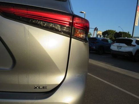 Certified 2023 Toyota Highlander XLE image 11
