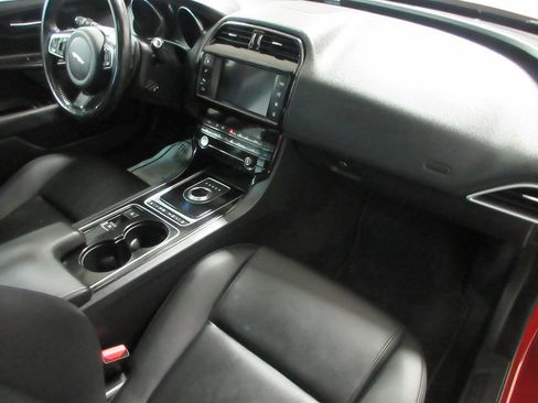 Used 2017 Jaguar XE Premium image 16