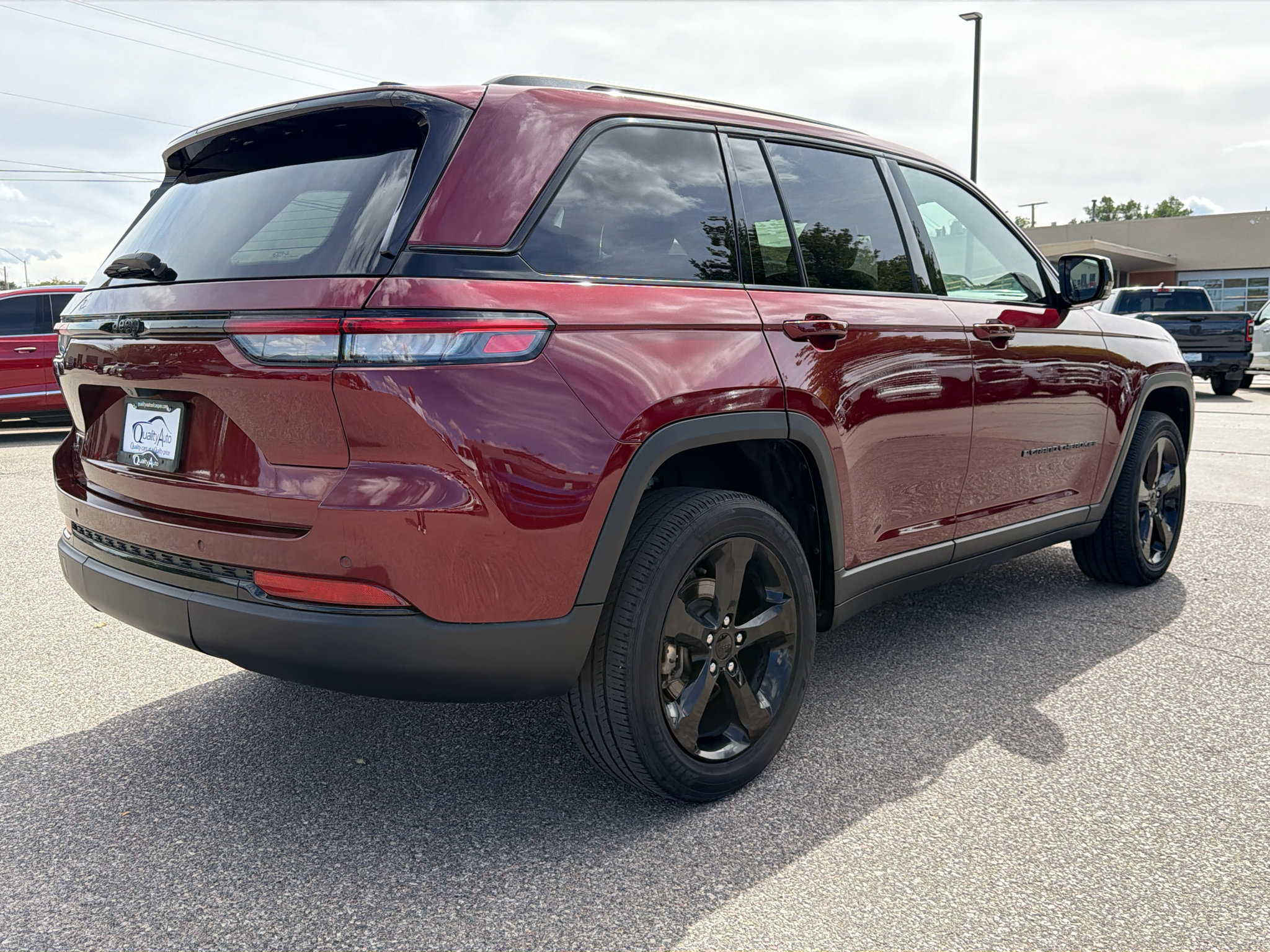 Used 2023 Jeep Grand Cherokee Altitude AWD/4WD image 7