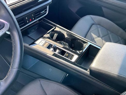 Used 2024 Volkswagen Atlas Cross Sport SE w/ Panoramic Sunroof Package image 17