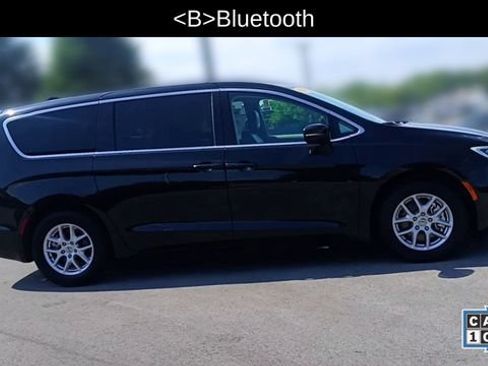 Used 2023 Chrysler Pacifica Touring-L FWD image 4