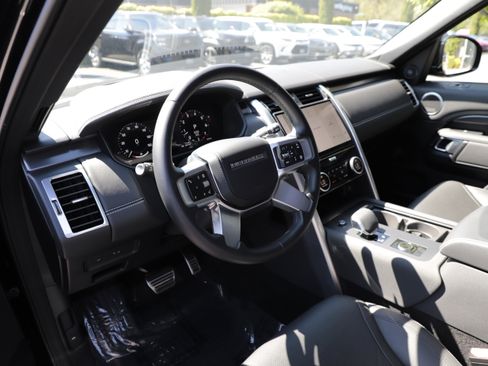Certified 2025 Land Rover Discovery Metropolitan Edition AWD/4WD image 18