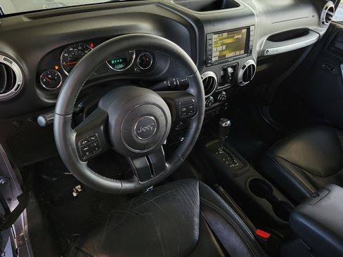 Used 2014 Jeep Wrangler Unlimited Sahara w/ Dual Top Group AWD/4WD image 14