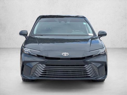 Used 2025 Toyota Camry XLE FWD image 2