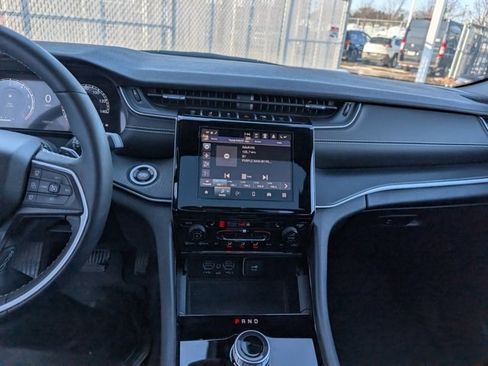 Used 2023 Jeep Grand Cherokee Altitude image 4