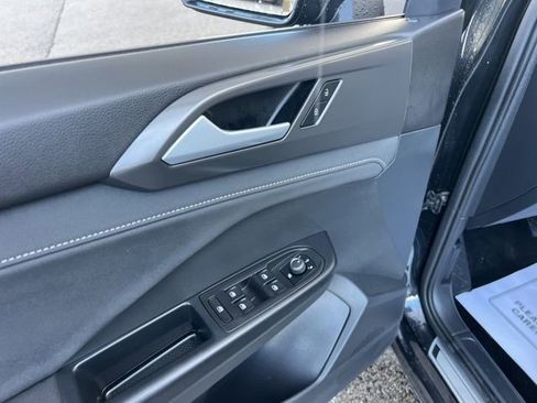 Certified 2025 Volkswagen Taos SE image 25