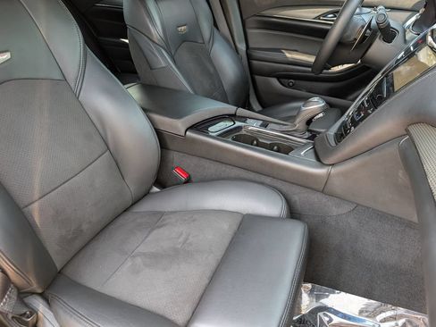 Used 2018 Cadillac CTS V w/ Luxury Package RWD image 21