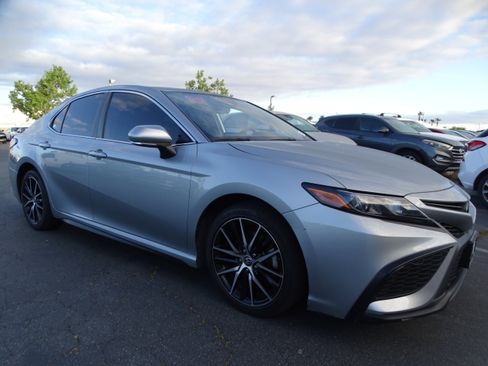 Used 2022 Toyota Camry SE w/ Convenience Package image 3