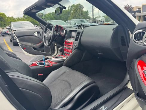 Used 2017 Nissan 370Z Touring Sport RWD image 5